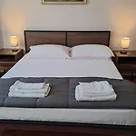 Trinita\' Maggiore Home/ Historic Center